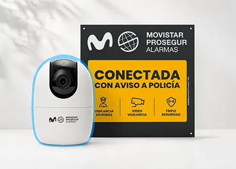 Cámara 360º Movistar Prosegur junto a la placa conectada con aviso a Policía